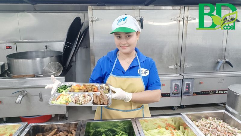 Suất ăn công nghiệp giúp người lao động tiết kiệm thời gian